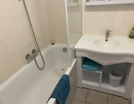 Salle de bain avec baignoire dans l'appartement de Morgat.